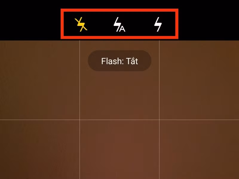 Khi chụp ảnh siêu trăng bằng điện thoại, bạn nên tắt đèn flash vì đèn flash chỉ có tác dụng chiếu sáng các vật thể gần trong điều kiện thiếu sáng, nhưng Mặt Trăng ở rất xa nên đèn flash không ảnh hưởng được đến ánh sáng của Mặt Trăng. Nếu bật flash, ánh sáng mạnh từ đèn sẽ làm ảnh chụp bị cháy sáng, mất đi chi tiết và chất lượng hình ảnh. Vì vậy, tắt flash sẽ giúp bạn ghi lại được hình ảnh siêu trăng tự nhiên và rõ nét hơn.