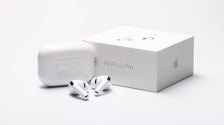 Trên vai trò là những người sửa chữa thiết bị, iFixit từ lâu đã không thích AirPods. Và hầu hết các sản phẩm của Apple đều như vậy. Các chuyên gia của iFixit ghét sản phẩm này bởi việc sửa chữa nó không chỉ tốn kém hơn cả mua mới mà thậm chí dù bỏ tiền ra cũng là bất khả thi.