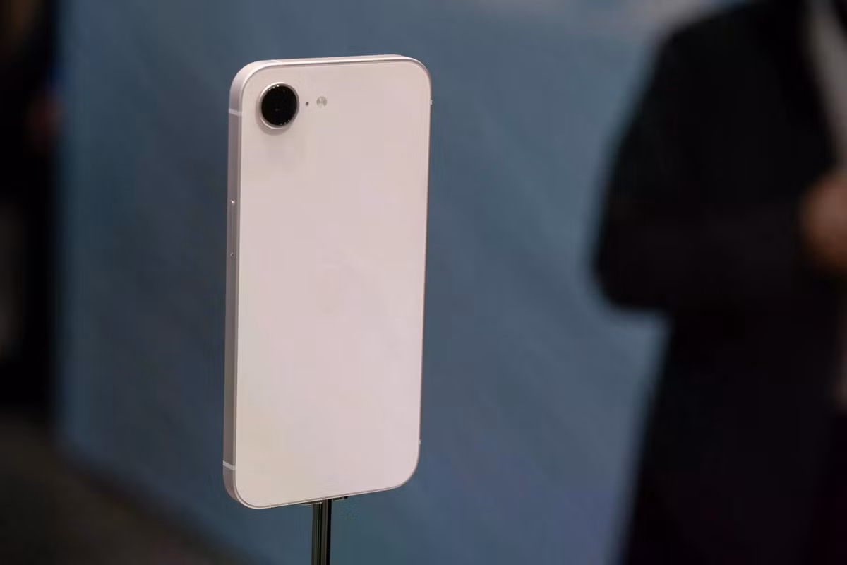 iPhone 17e có giá khởi điểm thấp hơn thế hệ tiền nhiệm. Ảnh: Bloomberg.