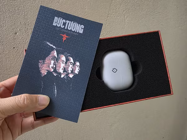 “Mỗi chiếc tai nghe là một "viên gạch" nhỏ, góp phần xây dựng nên cộng đồng fan vững mạnh, nơi mọi người có thể chia sẻ niềm đam mê âm nhạc, gắn kết với nhau hơn. Đây cũng là cách Velasboost khẳng định cam kết đồng hành cùng Bức Tường trong việc phát triển những dự án âm nhạc và cộng đồng ý nghĩa trong tương lai” - Đại diện Velasboost cho biết.