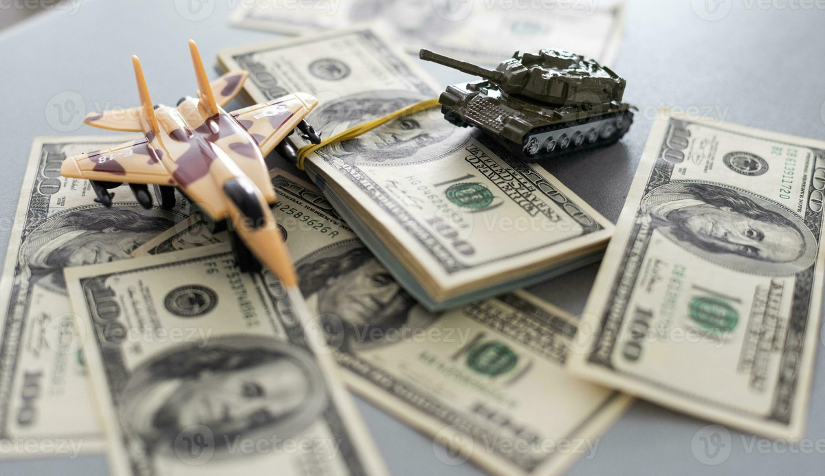 35201734-reservoir-sur-dollar-factures-le-concept-de-guerre-frais-militaire-depenses-photo.jpg