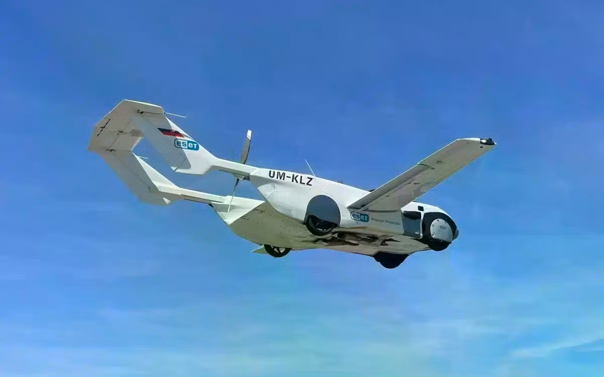 Sau những chuyến bay thử nghiệm thành công, Klein Vision cho biết phiên bản mới nhất – AirCar 2 – hiện đang được phát triển và kiểm tra. Một số hình ảnh quảng bá mới cho thấy diện mạo dự kiến của AirCar 2 khi thực hiện chuyến bay đầu tiên vào tháng 9 tới.