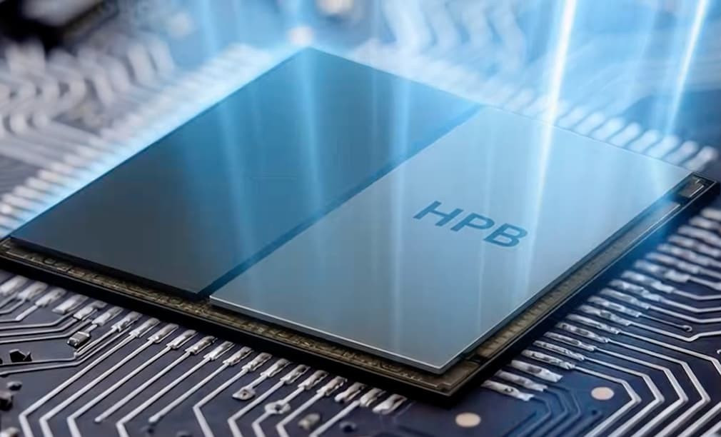 Để duy trì hiệu năng cao trong thời gian dài, Samsung lần đầu giới thiệu công nghệ Heat Path Block (HPB). Bằng việc sử dụng vật liệu High-k EMC, công nghệ này giúp dẫn nhiệt từ chip ra ngoài nhanh hơn, hạn chế tình trạng quá nhiệt khi chơi game nặng hoặc xử lý video chất lượng cao.