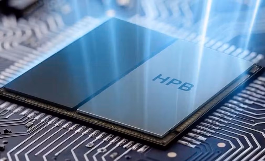 Để duy trì hiệu năng cao trong thời gian dài, Samsung lần đầu giới thiệu công nghệ Heat Path Block (HPB). Bằng việc sử dụng vật liệu High-k EMC, công nghệ này giúp dẫn nhiệt từ chip ra ngoài nhanh hơn, hạn chế tình trạng quá nhiệt khi chơi game nặng hoặc xử lý video chất lượng cao.