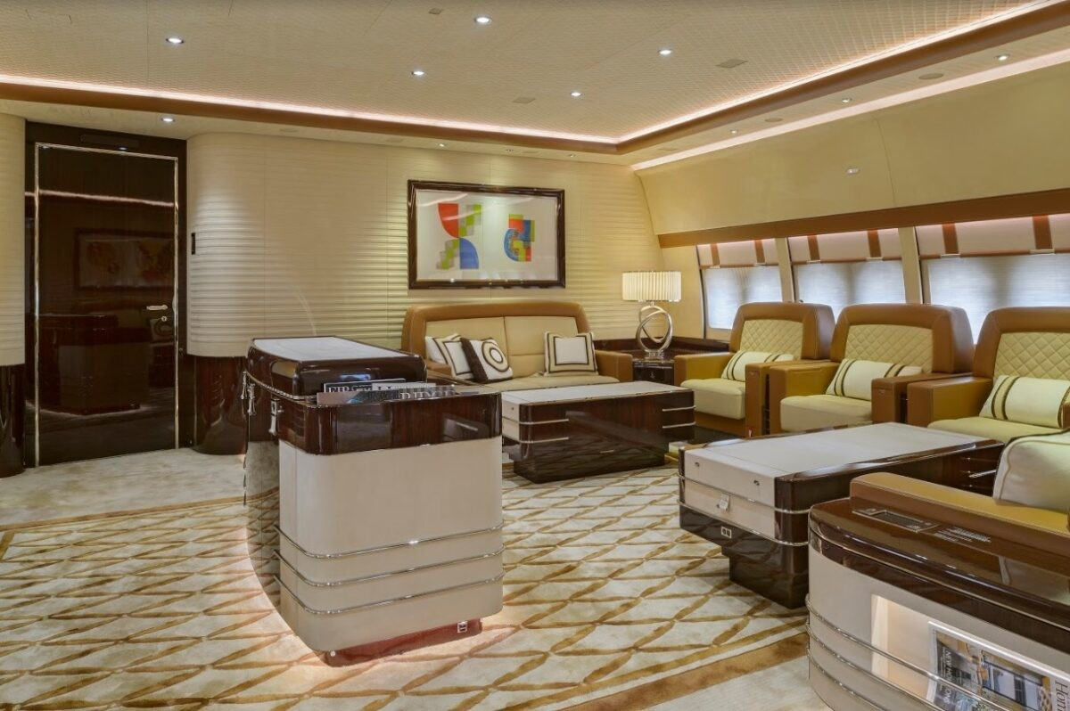 Cabin rộng 4.500 feet vuông (418 mét vuông) và thông thường một máy bay có kích thước này có thể chở tới 450 hành khách. Máy bay phản lực này có sức chứa ít hơn nhiều, mặc dù ở môi trường đẹp hơn nhiều.