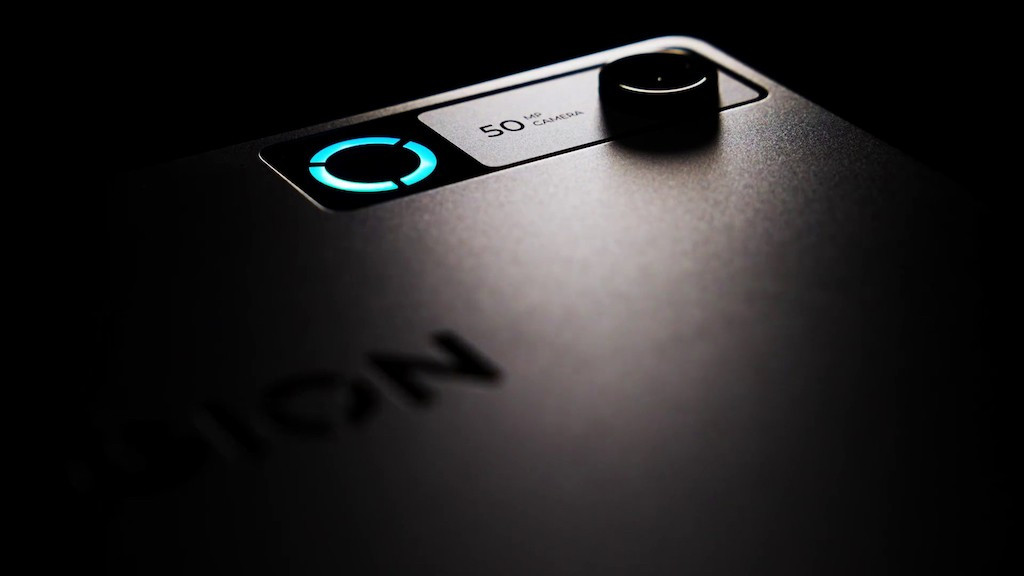 Về camera, máy có camera trước 8MP và camera sau 50MP. Camera trước hỗ trợ nhận diện khuôn mặt để mở khóa, camera sau được tích hợp thiết kế đèn Legion Halo.