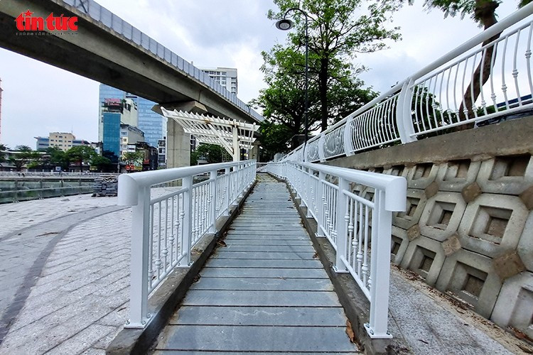 Vỉa hè ven hồ đã được lát đá tự nhiên, cùng các tiện ích công cộng như đường cho người khuyết tật, ghế nghỉ, nhà vệ sinh, sân khấu nổi… cũng đang gấp rút hoàn thiện.