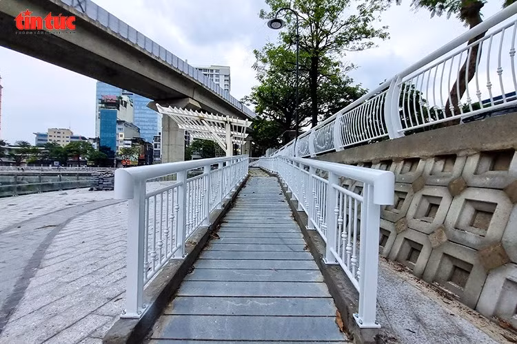 Vỉa hè ven hồ đã được lát đá tự nhiên, cùng các tiện ích công cộng như đường cho người khuyết tật, ghế nghỉ, nhà vệ sinh, sân khấu nổi… cũng đang gấp rút hoàn thiện.