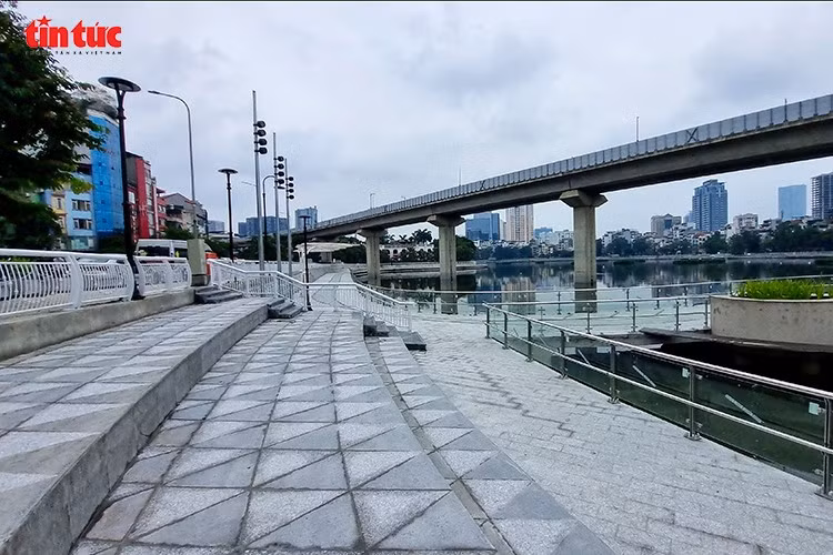 Khán đài hình vòng cung có sức chứa khoảng 1.000 người, tạo điều kiện tổ chức các sự kiện văn hóa, nghệ thuật ngoài trời quy mô lớn.