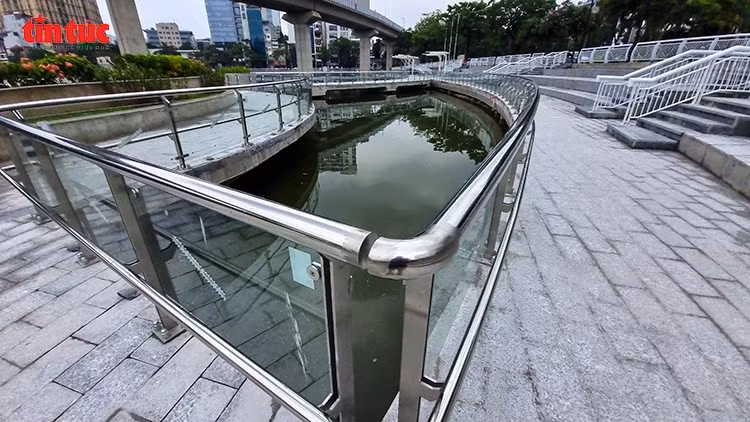 Hệ thống lan can kính đang dần lắp đặt hoàn chỉnh.