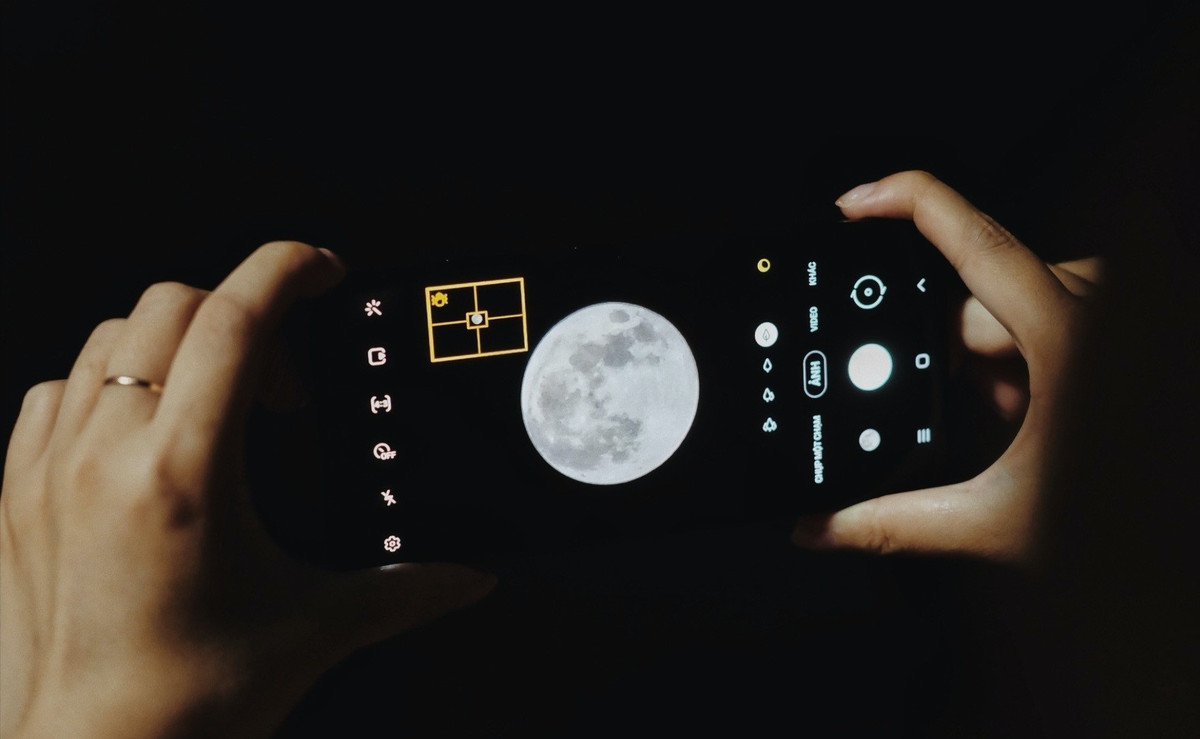 Chụp ảnh mặt trăng bằng smartphone đã không còn là điều xa lạ, tuy nhiên, không phải ai cũng nắm rõ những điểm mấu chốt để có thể sở hữu cho mình những bức ảnh tối ưu nhất.