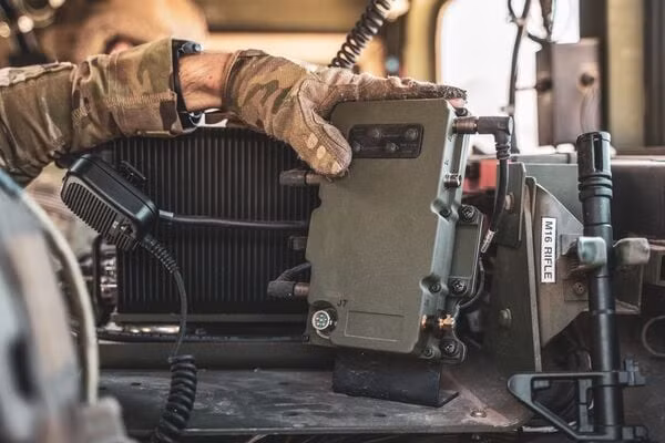 Theo Lầu năm góc, các đơn vị gần đây được huấn luyện để sử dụng hệ thống mới bao gồm Đội chiến đấu Lữ đoàn Stryker số 2, Sư đoàn bộ binh số 2, được điều động đến Sư đoàn bộ binh số 7.