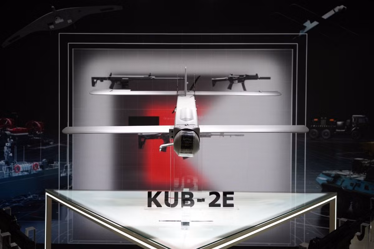 KUB-2E thuộc thế hệ đạn tuần tra (loitering munition hay còn gọi là máy bay không người lái cảm tử/Kamikaze, là loại vũ khí trên không tích hợp đầu đạn, có khả năng lảng vảng (bay lượn) quanh khu vực mục tiêu để tìm kiếm, định vị và tự lao vào tiêu diệt.