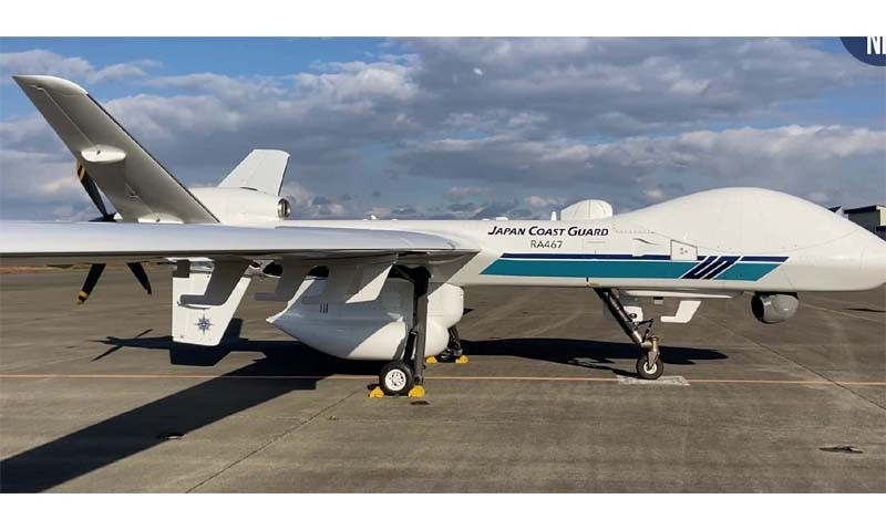 Mối quan tâm của Nhật Bản đối với UAV không chỉ giới hạn ở hải quân. Lực lượng Phòng vệ Trên không Nhật Bản (JASDF) vận hành máy bay RQ-4B Global Hawk của Northrop Grumman cho nhiệm vụ giám sát tầm cao, trong khi JMSDF sử dụng máy bay MQ-9B SeaGuardian của General Atomics cho các nhiệm vụ tuần tra trên biển.