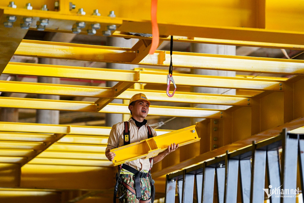 Song song với việc lắp đặt hệ thống kỹ thuật, các đơn vị đang hoàn thiện trần, sàn, tường và lắp cửa kính. Tính đến đầu tháng 8, công tác lắp đặt hệ thống đường ống chữa cháy đạt khoảng 75%.