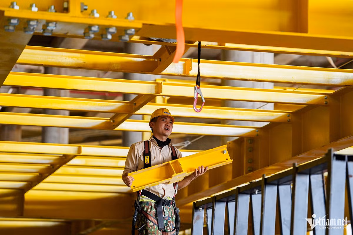 Song song với việc lắp đặt hệ thống kỹ thuật, các đơn vị đang hoàn thiện trần, sàn, tường và lắp cửa kính. Tính đến đầu tháng 8, công tác lắp đặt hệ thống đường ống chữa cháy đạt khoảng 75%.