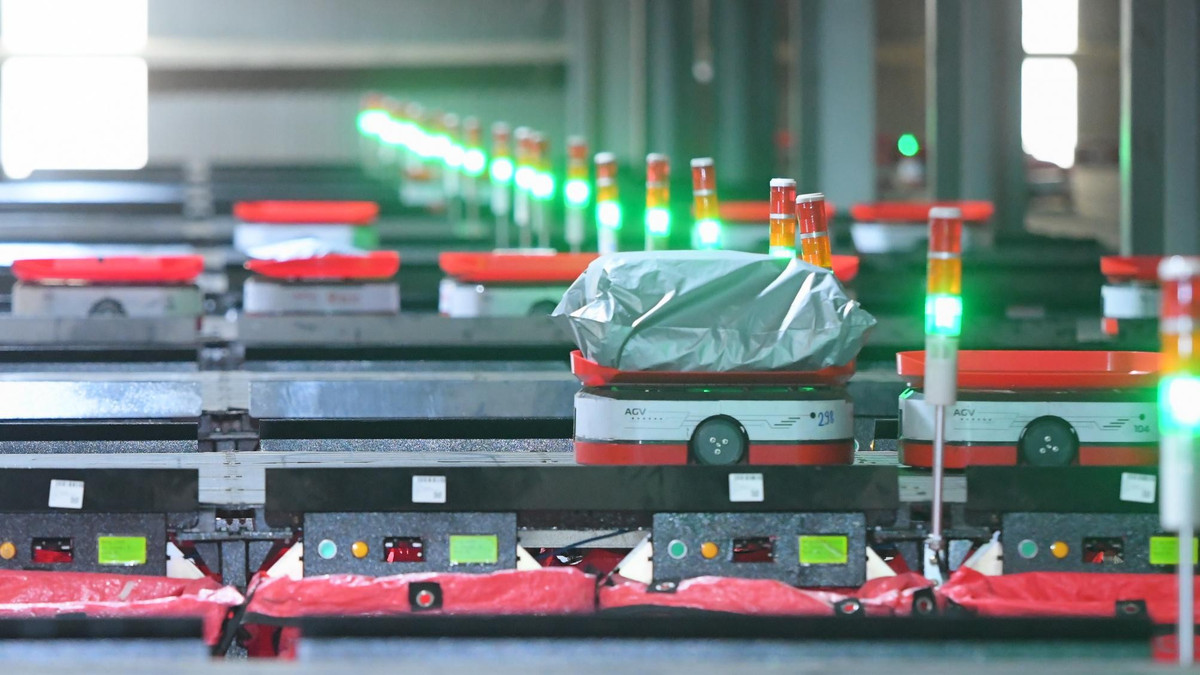 Theo Viettel Post, một robot có thể thay thế công việc của một bưu tá, tiết kiệm khoảng 180 triệu đồng chi phí nhân sự mỗi năm. Trong quá trình thử nghiệm, robot đạt tỷ lệ giao hàng thành công tới 99%. Với hiệu suất này, thiết bị được kỳ vọng trở thành một phần của hạ tầng logistics đô thị hiện đại, đáp ứng yêu cầu về tính ổn định, tiết kiệm và khả năng mở rộng.