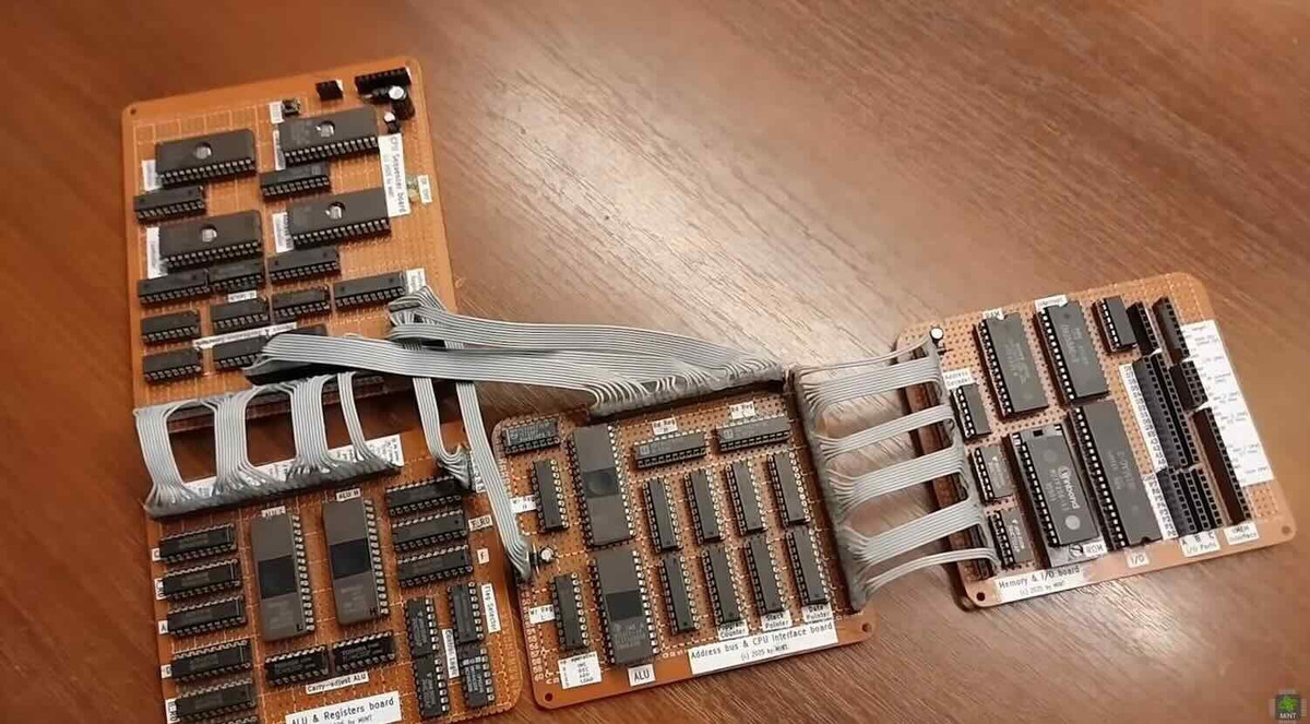 Toàn bộ hệ thống được gắn trên bốn bảng mạch nặng hơn 500 gram và sử dụng tổng chiều dài dây điện lên tới hơn một kilomet nếu kéo thẳng. Dù ngoại hình có phần thô sơ và thủ công, EPROMINT là minh chứng cho việc tái hiện kiến trúc CPU chỉ từ những linh kiện lỗi thời, một cách tiếp cận vừa tiết kiệm vừa cho thấy sự hiểu biết sâu sắc về nguyên lý hoạt động của vi xử lý.