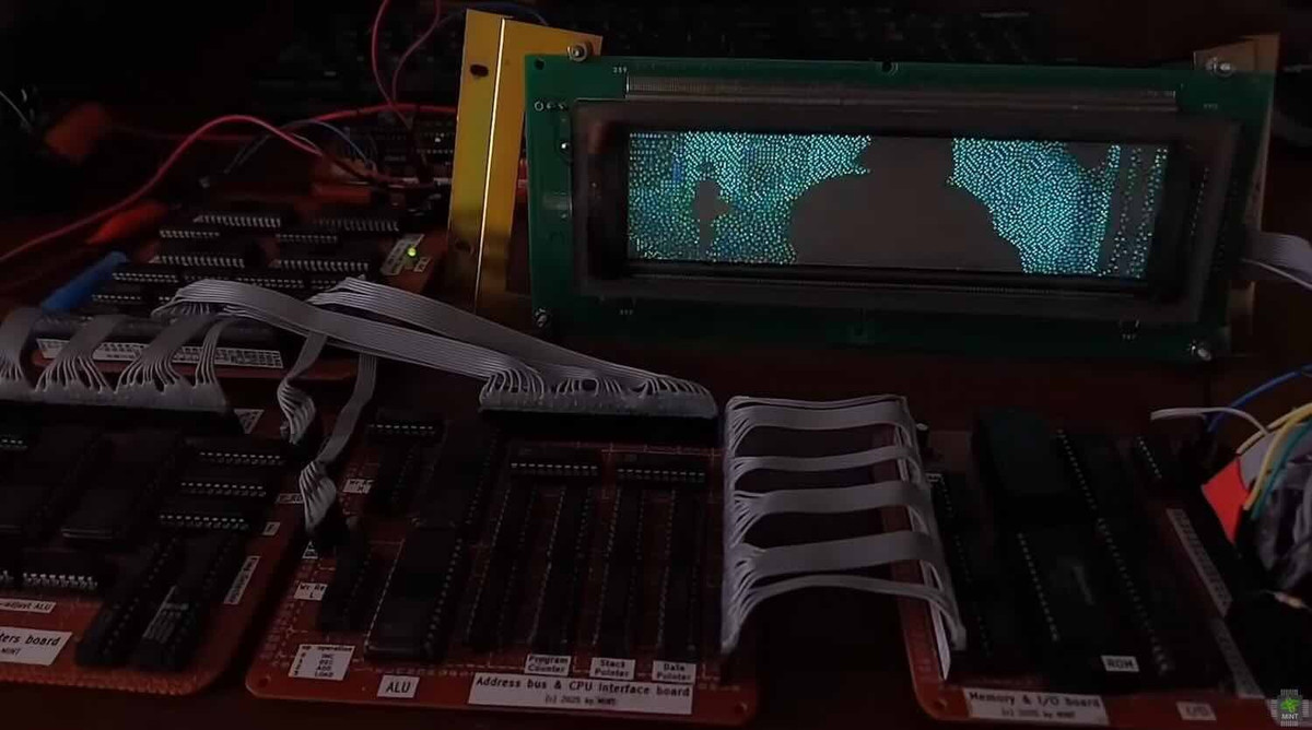 Để thử nghiệm hoạt động thực tế, hệ thống được kết nối với một màn hình VFD. Tác giả viết chương trình để trình chiếu các hình ảnh đơn sắc, độ phân giải thấp mô phỏng bộ phim The Matrix. Bên cạnh đó, hai đèn LED được sử dụng làm tín hiệu kiểm thử, trong đó một đèn nhấp nháy theo chương trình, còn đèn còn lại sáng lên khi CPU phát hiện lỗi nếu chúng xảy ra.