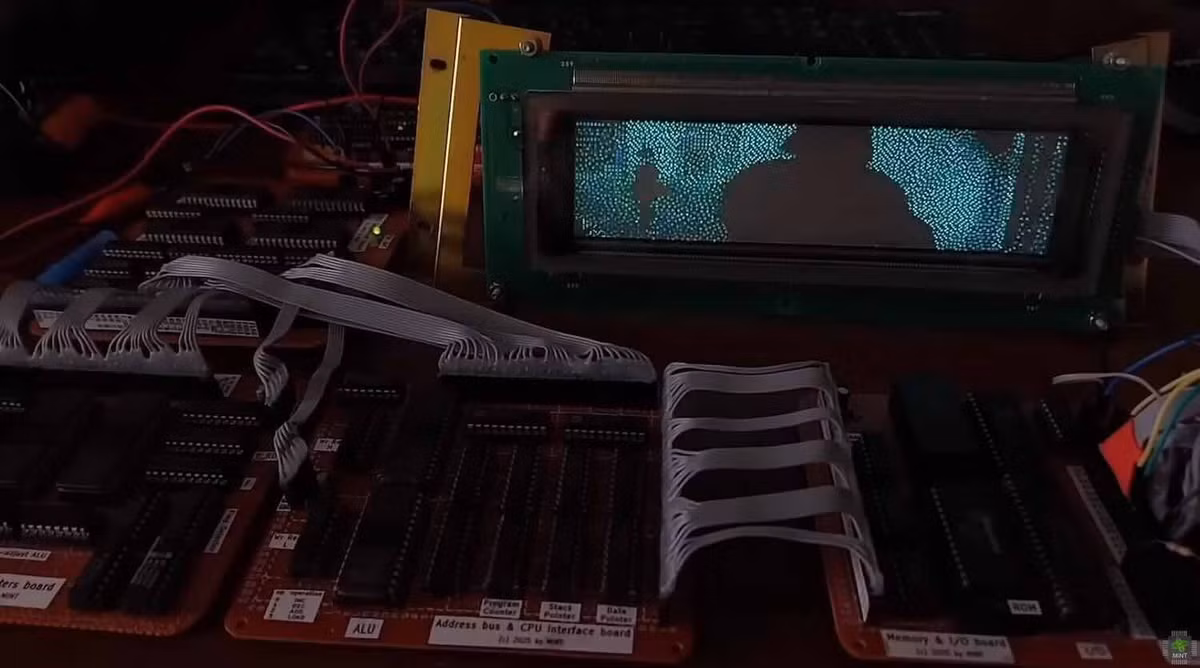 Để thử nghiệm hoạt động thực tế, hệ thống được kết nối với một màn hình VFD. Tác giả viết chương trình để trình chiếu các hình ảnh đơn sắc, độ phân giải thấp mô phỏng bộ phim The Matrix. Bên cạnh đó, hai đèn LED được sử dụng làm tín hiệu kiểm thử, trong đó một đèn nhấp nháy theo chương trình, còn đèn còn lại sáng lên khi CPU phát hiện lỗi nếu chúng xảy ra.