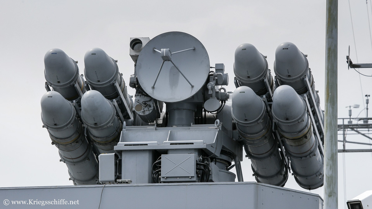  Crotale Naval (phiên bản hải quân) được thiết kế để bảo vệ các tàu chiến có lượng giãn nước trên 2.000 tấn, với khả năng tiêu diệt máy bay và tên lửa chống hạm bay thấp. Hệ thống này đã được tích hợp trên nhiều loại tàu chiến của Pháp và các quốc gia khác.