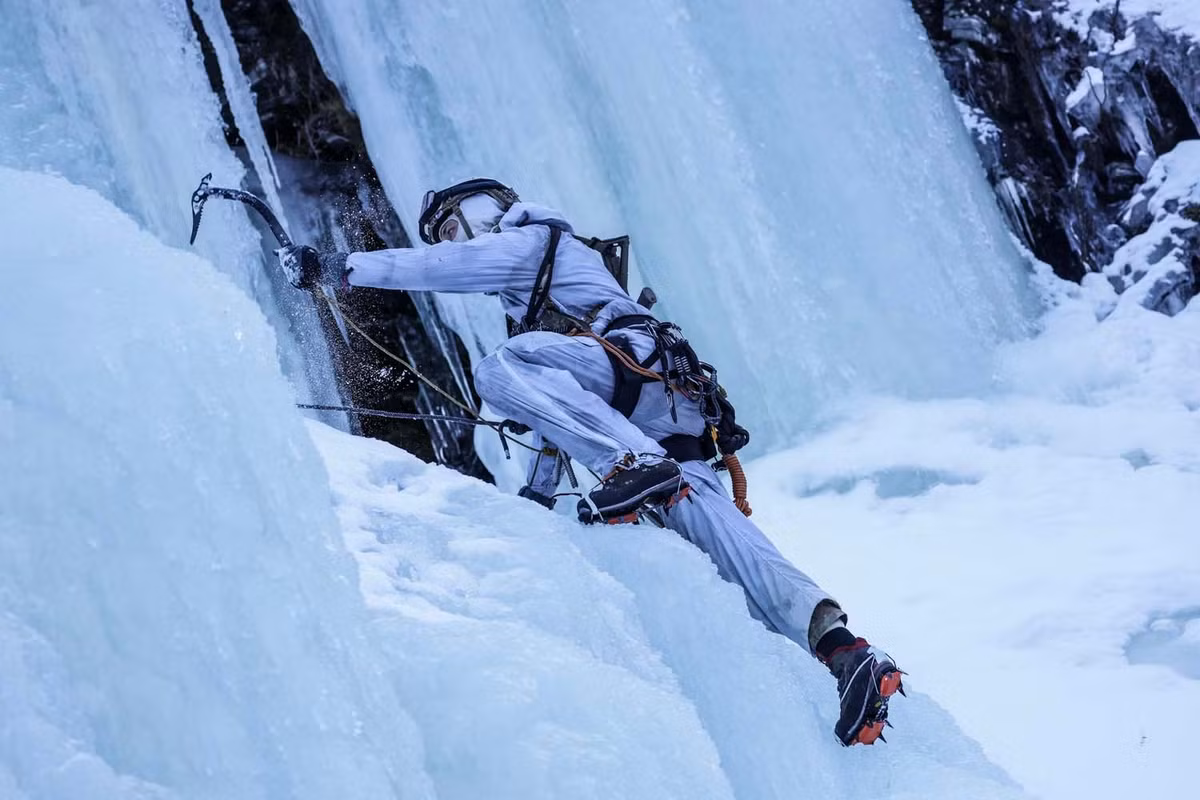 Ông nói thêm: “Là những chuyên gia tác chiến trong điều kiện giá lạnh của NATO, chúng tôi tập trung tối đa vào các buổi diễn tập nhiệm vụ với các đối tác thân cận nhất. Kết hợp tình báo, chiến thuật commando táo bạo và công nghệ tiên tiến – chúng tôi luôn sẵn sàng cho mọi hoạt động.”