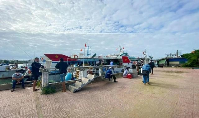 Khách lên tàu từ cảng Sa Kỳ đi đặc khu Lý Sơn