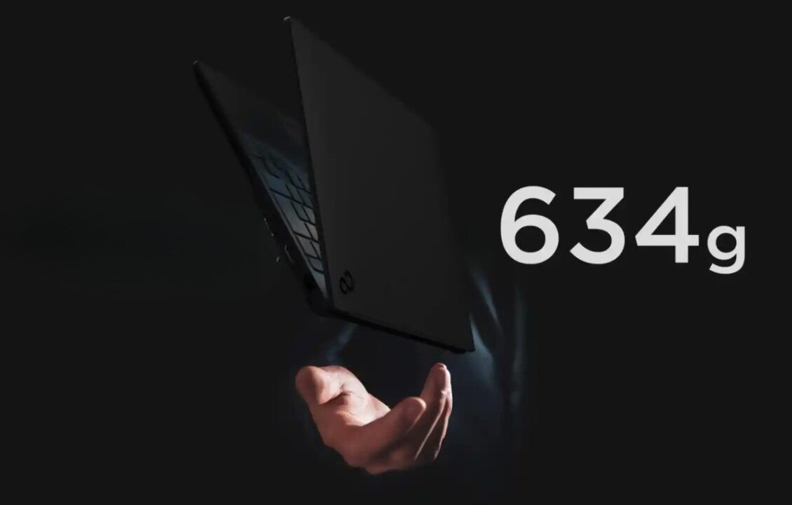 Fujitsu vừa đưa khái niệm "siêu di động" lên một tầm cao mới với chiếc laptop FMV UX-K3 - máy tính xách tay 14 inch chỉ nặng 634 gram, chỉ bằng một nửa MacBook Air 13 inch khi có cần thường ở mức 1,2 kg.