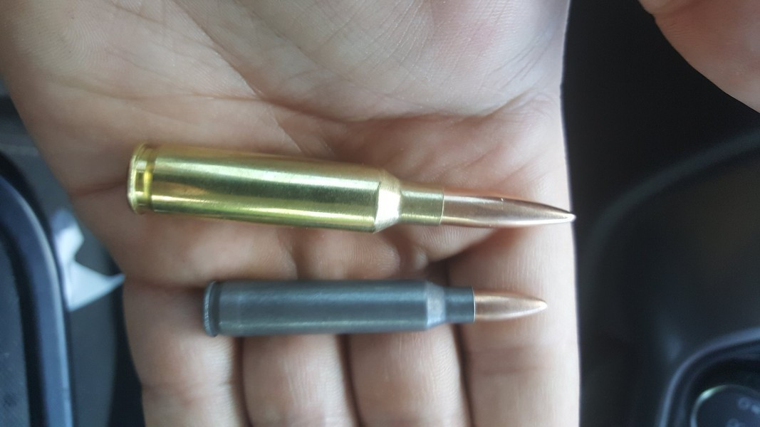 Cụ thể so với đạn 5,56 x 45 mm tiêu chuẩn, đạn 6,8 mm nặng hơn khiến người lính không mang được nhiều. Ngoài ra một băng đạn chỉ có sức chứa 20 viên, với cơ số 7 băng mang theo, lượng đạn chiến đấu chỉ là 140 viên, so với 210 viên của binh sĩ sử dụng M16 hoặc M4.