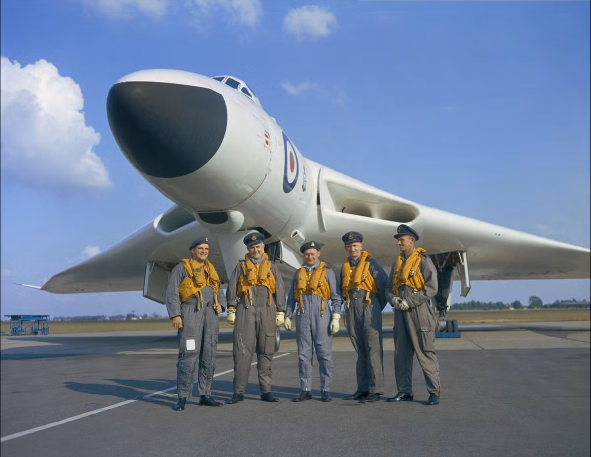 Avro Vulcan có đội bay bình thường gồm 5 thành viên (hai phi công, hai hoa tiêu và một nhân viên điều khiển điện tử), trong đó chỉ phi công chính và phi công phụ được trang bị ghế phóng.