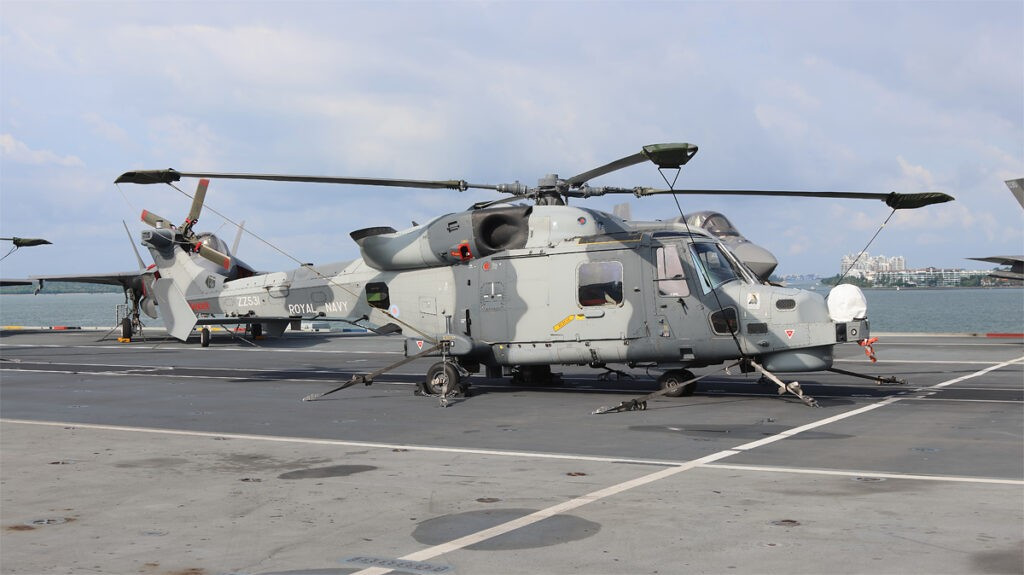 Trực thăng chống ngầm Wildcat của Hải quân Hoàng gia Anh trên tàu HMS Prince of Wales tại Singapore. (Ảnh: Mike Yeo)