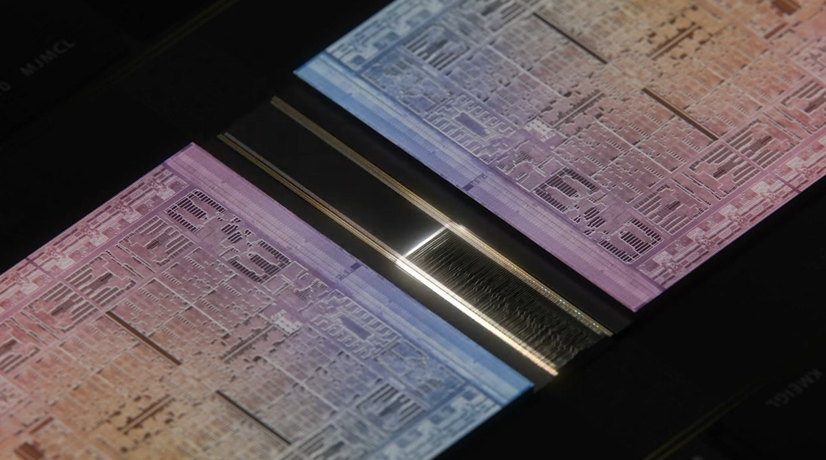 Về bộ nhớ, M5 Pro hỗ trợ tối đa 64 GB unified memory với băng thông 307 GB/s, trong khi M5 Max hỗ trợ tối đa 128 GB với băng thông 614 GB/s. Tốc độ SSD tăng gấp 2 lần so với thế hệ trước, đạt tối đa 14,5 GB/s. Phiên bản M5 Pro khởi điểm với 1 TB lưu trữ, còn M5 Max khởi điểm 2 TB.