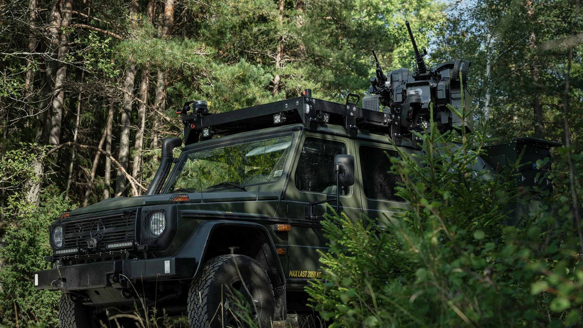 Ra đời từ sự hợp tác giữa Cục Quản lý Vật liệu Quốc phòng Thụy Điển (FMV), Không quân Thụy Điển và tập đoàn quốc phòng khổng lồ Saab của Thụy Điển, hệ thống này được triển khai tại Căn cứ Không quân Malbork để bảo vệ một trung tâm hậu cần hỗ trợ viện trợ cho Ukraine.