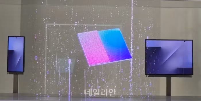 Khi mở hoàn toàn, thiết bị biến hình thành một chiếc tablet với màn hình chính gần 10 inch (khoảng 9.96 inch) – một con số ấn tượng, hứa hẹn mang lại trải nghiệm giải trí và làm việc vượt trội.