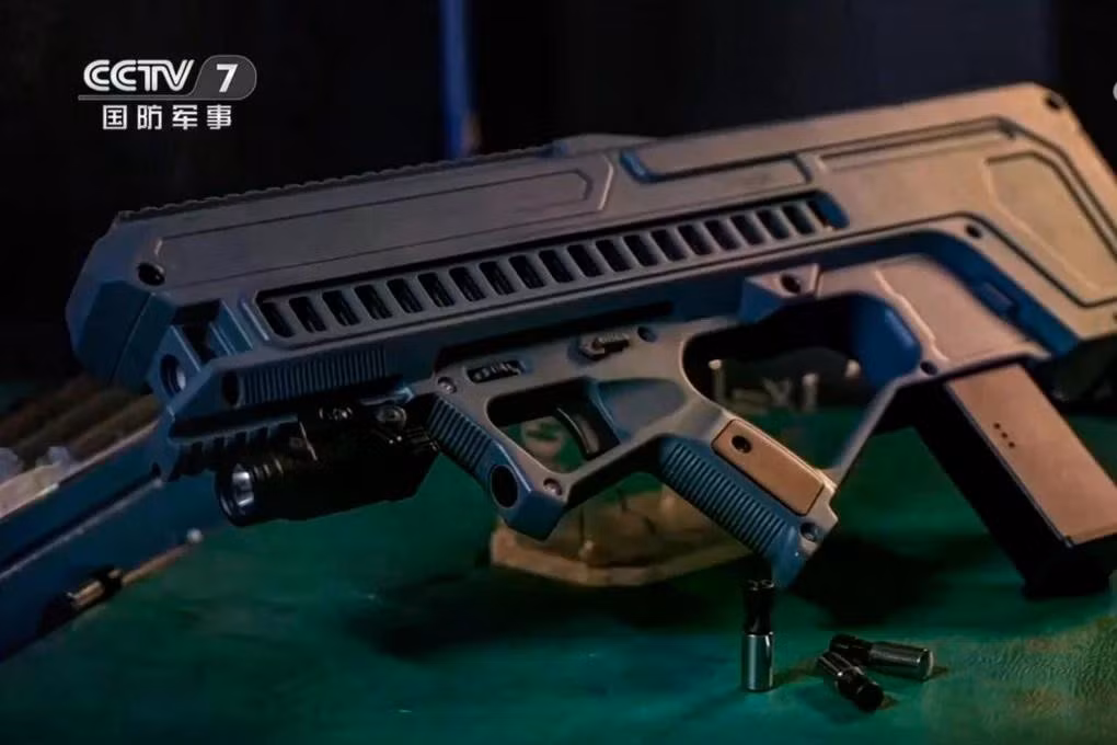 Còn được gọi là súng Gauss, loại vũ khí này được mô tả là "súng lục ít gây sát thương hơn", có nòng dài 30 cm (12 inch), thiết kế nhẹ, dễ cầm bằng một tay và có đèn laser hỗ trợ ngắm bắn chính xác.