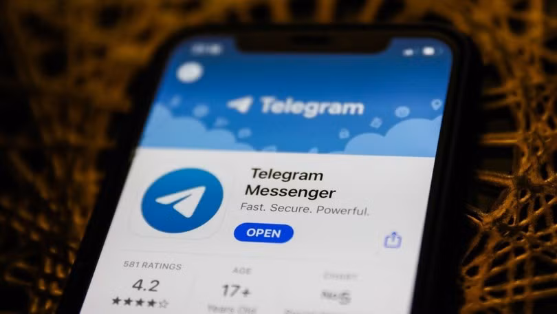 Cũng hướng đến các cộng đồng như Zalo nhưng Telegram tiềm ẩn rủi ro khi dễ dàng bị người lạ thêm vào các nhóm chat không mong muốn. Ảnh: pcmag.