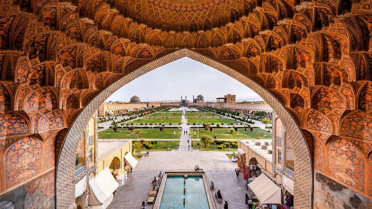 Sau thế kỷ thứ 7, Hồi giáo lên ngôi ở Iran, các truyền thống kiến ​​trúc và đô thị không bị gián đoạn mà được tái cấu trúc qua quá trình hội nhập. Đô thị Meidan Emam, nằm ở Isfahan, đại diện cho đỉnh cao của quy hoạch đô thị thời Safavid. Nhà thờ Hồi giáo, cung điện và chợ tạo nên một mô hình không gian thống nhất, tích hợp tôn giáo, chính trị và kinh tế, biến nơi đây thành một hình mẫu về thiết kế đô thị Hồi giáo.