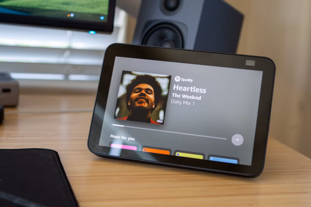 Ba thiết bị còn lại — Studio, Show 8 và 11 — sử dụng AZ3 Pro, bổ sung hỗ trợ cho các mô hình ngôn ngữ nâng cao và bộ chuyển đổi hình ảnh. Ngoài ra, các thiết bị hỗ trợ AZ3 Pro còn được trang bị Ominisense, một nền tảng cảm biến tùy chỉnh cho AI môi trường.