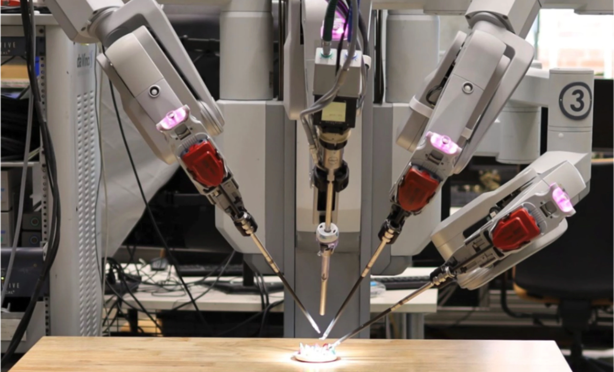 Đội phát triển hình dung một tương lai nơi SRT-H và các robot tương tự được huấn luyện để thực hiện nhiều loại phẫu thuật khác nhau, giảm thiểu hơn nữa nhu cầu giám sát của con người. Về lâu dài, các robot phẫu thuật tự động có thể giúp giải quyết tình trạng thiếu hụt bác sĩ phẫu thuật, giảm thiểu sai sót của con người và cung cấp dịch vụ chăm sóc chất lượng cao, nhất quán tại các vùng thiếu thốn dịch vụ y tế.