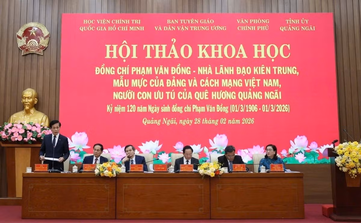 Các đồng chí lãnh đạo Đảng, Nhà nước chủ trì Hội thảo khoa học.