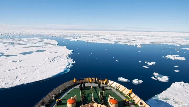 Tuyến đường này làm giảm đáng kể khoảng cách vận chuyển, khi Nga khẳng định tuyến đường này giúp giảm một nửa hành trình từ Murmansk đến các cảng Nhật Bản so với kênh đào Suez, rút ngắn thời gian vận chuyển từ khoảng 37 ngày xuống còn 18 ngày.