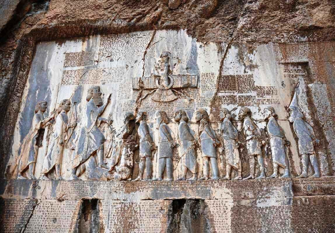 Di tích quan trọng nhất tại khu khảo cổ này là một bức phù điêu và một bản khắc chữ hình nêm do Darius I cho xây dựng vào năm 521 trước Công nguyên để kỷ niệm triều đại của ông đối với Đế quốc Ba Tư. Bức phù điêu của Darius mô tả ông như một vị vua, cầm cung tên, chân ông đặt trên ngực một người đàn ông nằm ngửa trước mặt ông.