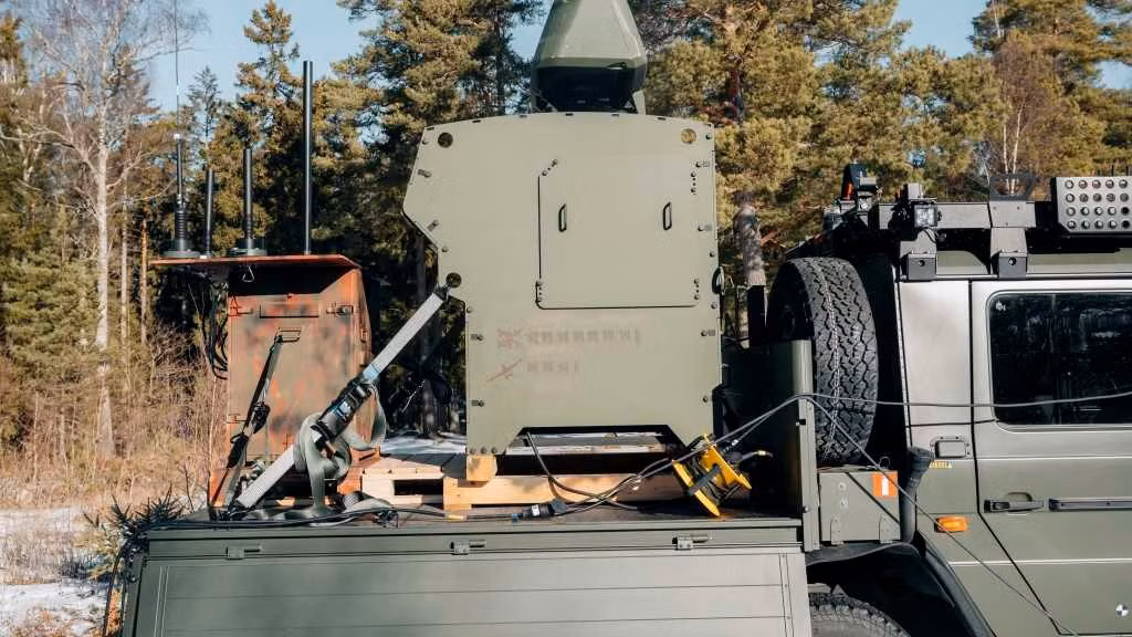 Hệ thống chống máy bay không người lái Loke của Saab tích hợp radar Giraffe 1X, tác chiến điện tử và hệ thống chỉ huy và điều khiển mô-đun để phòng thủ nhanh chóng, có khả năng mở rộng trước các mối đe dọa đang phát triển.