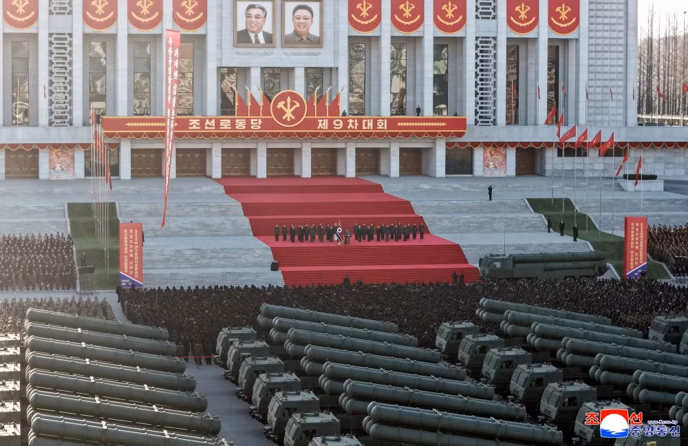 Ngoài ra, nhà lãnh đạo Triều Tiên cũng nhấn mạnh tới việc tích hợp công nghệ trí tuệ nhân tạo (AI) và hệ thống dẫn đường phức hợp, cho rằng hệ thống mới sẽ thay đổi khái niệm về pháo binh trong chiến tranh hiện đại.