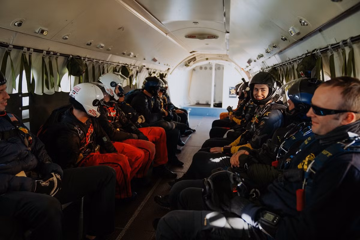 Đội Golden Knights và Red Devils, hai đội nhảy dù tinh nhuệ của quân đội Mỹ và Anh, đã cùng nhau thực hiện cuộc diễn tập này.