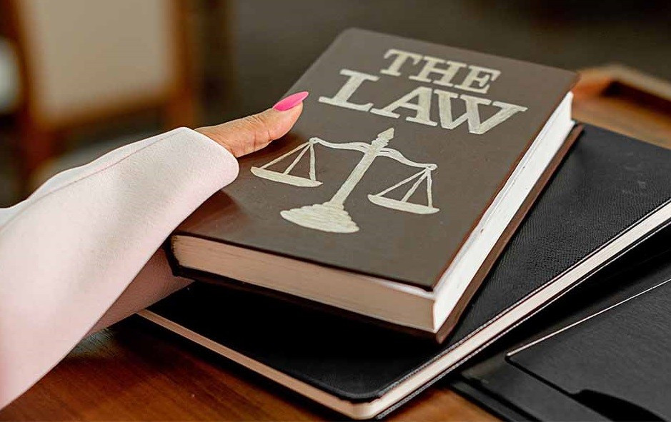 Để hiểu được sự phức tạp của hệ thống này, hãy tưởng tượng một "siêu trợ lý" có thể đọc hiểu hàng ngàn trang tài liệu pháp lý trong vài giây, trả lời các câu hỏi phức tạp về luật, tóm tắt các vụ việc, và thậm chí có thể phân tích hợp đồng một cách chi tiết. Tất cả được thực hiện thông qua một giao diện web đơn giản mà bất kỳ luật sư nào trong công ty cũng có thể sử dụng.