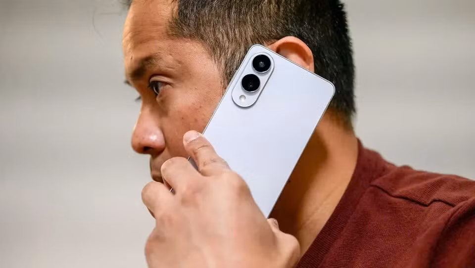 Xét đến cách tất cả các thành phần bên trong của nó gồm cả con chip Snapdragon mạnh nhất được ép chặt vào nhau trong một không gian chật hẹp để đạt được độ mỏng, thì việc tích tụ nhiệt trở thành mối lo ngại lớn. Thử xem xong video 4K trong một tiếng rồi áp lên tai thì vẫn chưa có cảm giác nóng "á ôi" mà người dùng vốn lo lắng.