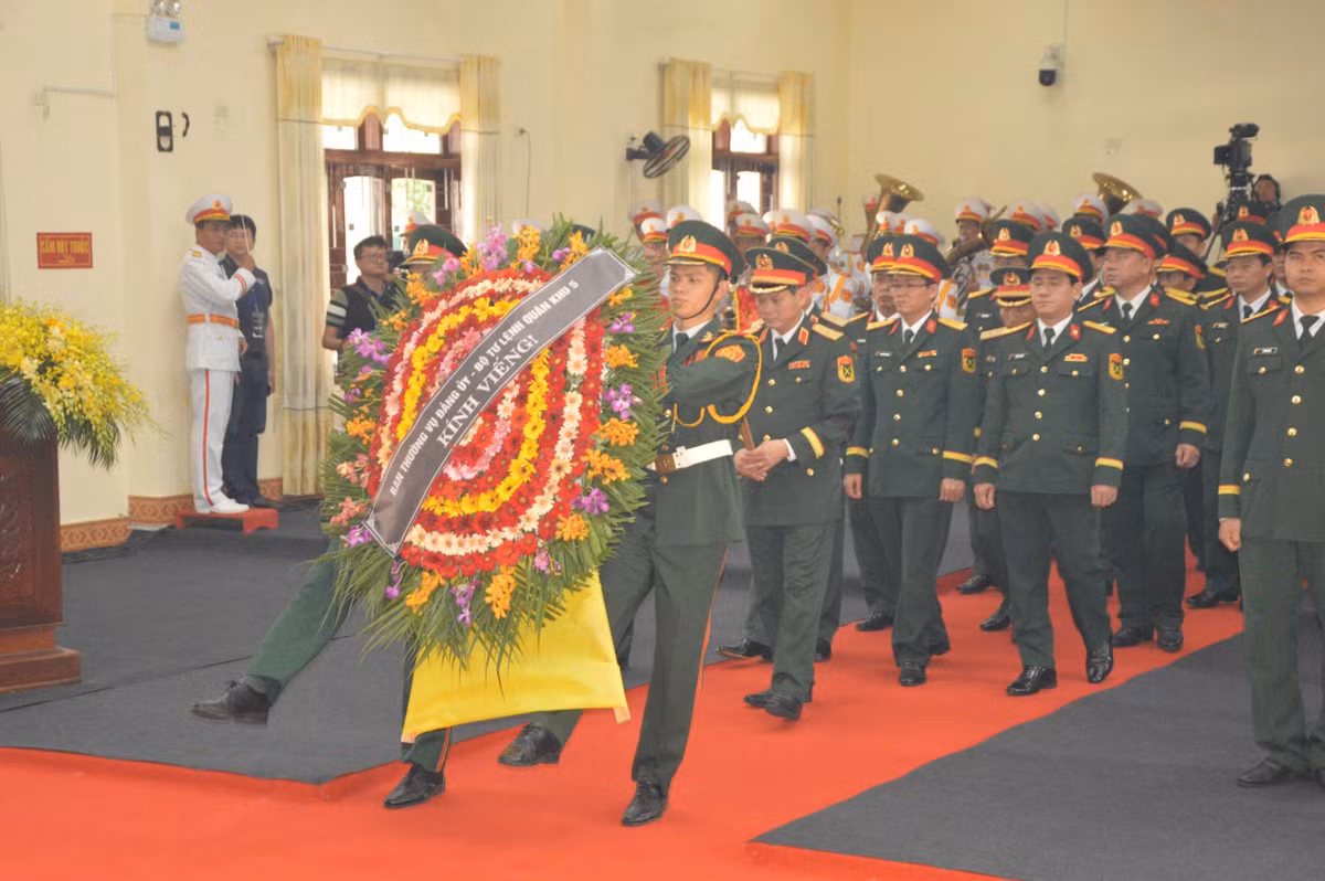 Tại các địa điểm tổ chức lễ viếng, đông đảo cán bộ, chiến sĩ lực lượng vũ trang tổ chức vào viếng nguyên Chủ tịch nước Trần Đức Lương.