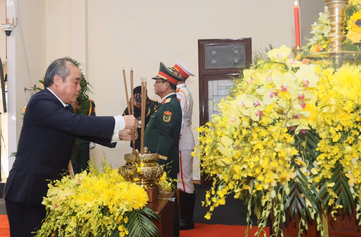 Phó Chủ tịch UBND tỉnh Quảng Ngãi Trần Hoàng Tuấn đại diện cho lãnh đạo, cán bộ và nhân dân tỉnh Quảng Ngãi thắp nhang viếng, tiễn biệt nguyên Chủ tịch nước Trần Đức Lương.