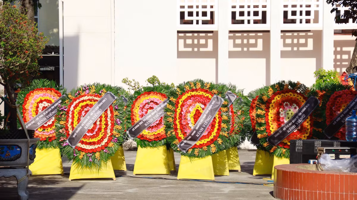 Như thông báo trước đó, tỉnh Quảng Ngãi chuẩn bị sẵn các vòng hoa cho các đoàn viếng để tạo nên sự đồng nhất, trang nghiêm.